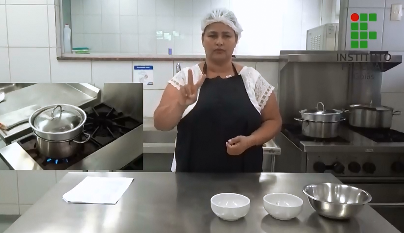 Aluna do curso de Pedagogia Bilíngue, Elizabeth de Melo Marques, ministrando videoaula de culinária na disciplina Habilidades Básicas, do curso Sabores em Libras